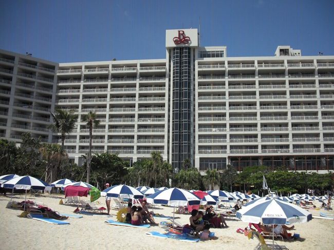 実は、今から14〜15年前、私は沖縄の海の美しさに魅了され、その後数年、家族で沖縄（恩納村）に来てビーチリゾートを楽しんだ。写真：昼間のプライベートビーチ