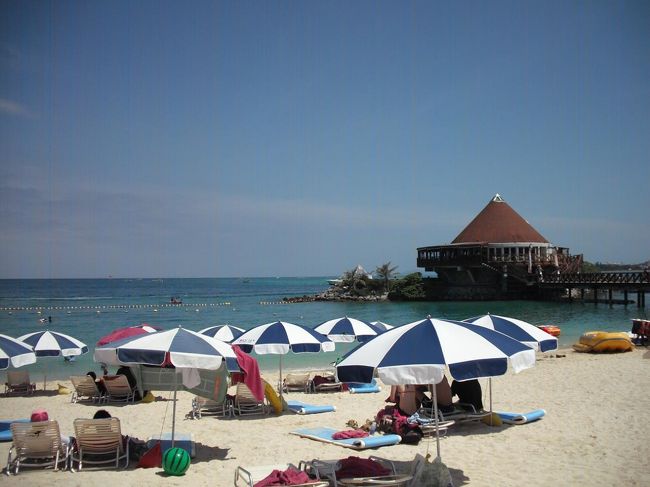 ビーチからちょっと沖に行くだけで、当時はどこでもカラフルなサンゴがいっぱい生えていた。色鮮やかなサンゴと、そのまわりを泳ぐ熱帯魚を見て本当に感動した。まるで「竜宮城」である。写真：昼間のプライベートビーチ 