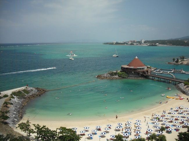 昼近くになると、パラソルが全開してビーチが賑やかになる。各種のマリンスポーツが行われお客は貪欲に自分の楽しみを追及する。