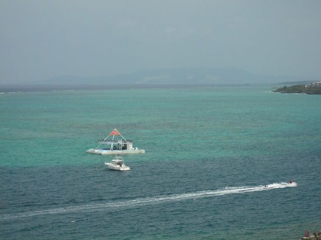 沖合いに浮かぶ三角屋根の場所がシーウオークの体験場。