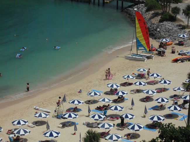 何もせず、海を眺めながらビーチでひたすらのんびりするのもいい。９月になると暑さも少し和らぎパラソル（写真）の下にいれば快適である。