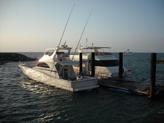 ヨットによるサンセットセーリングが定員いっぱいになると、グラスボート（写真の右側）によるサンセットクルーズが就航する。