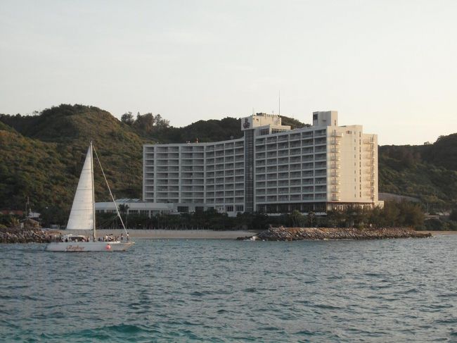 ある日の夕暮れ、グラスボートによるサンセットクルーズに出かけた。サンセットセーリングのヨット（写真）も同時に出航していく。