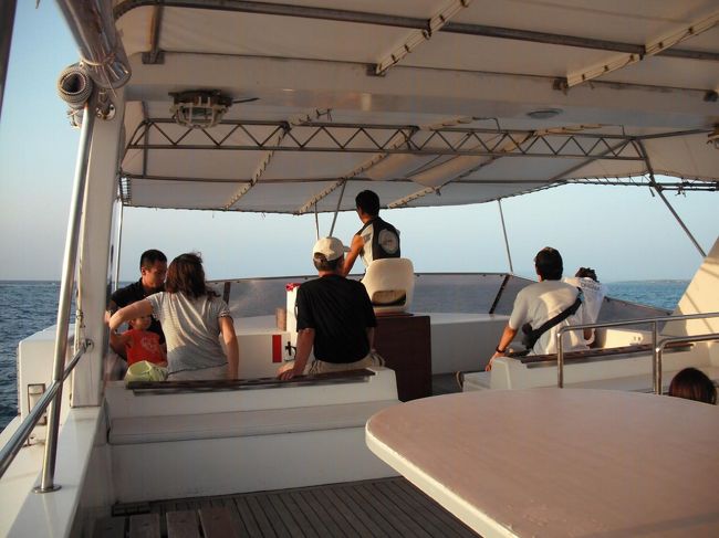 最大定員45名、２階建ての大型ボートであるが、今日の乗客は少ない。幸運にも真っ赤な太陽が見え、夕陽を追いかけて船上で好きな場所に移動する。