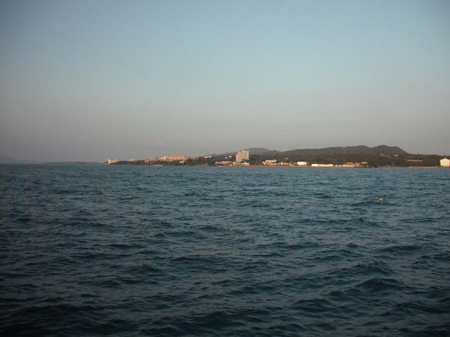 船が沖合いに出ていくにつれて、ムーンビーチ方面のホテルがピンクに染まり、サンセットクルーズのムードが盛り上がってくる。