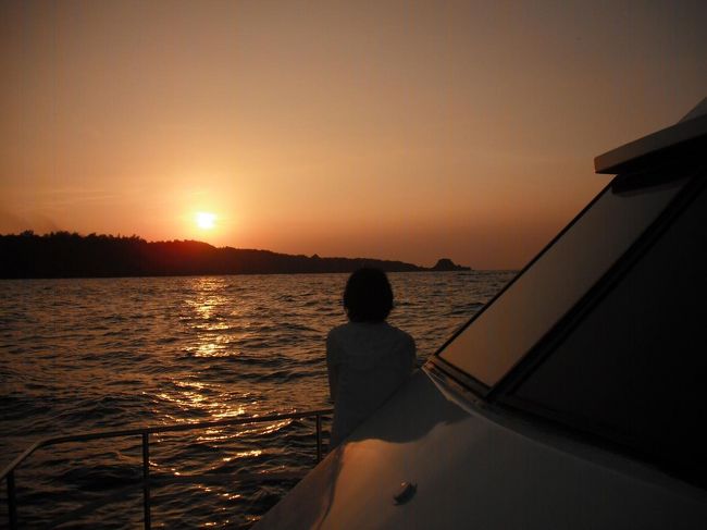 そして、荘厳な夕焼け（写真）。真っ赤な太陽が（海ではなく）真栄田岬に沈む。