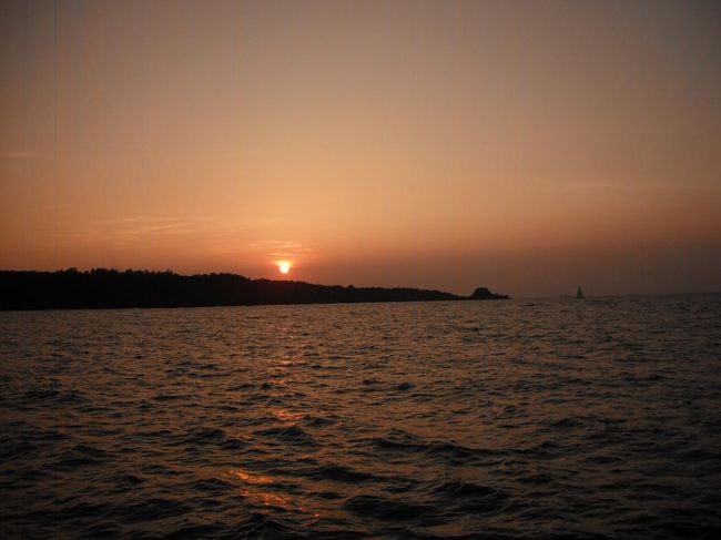 ヨットによるサンセットセーリングはかなり沖合いにまで行き（写真水平線上右）、恐らく「海に沈む夕陽」が見れると思うが、グラスボートは湾内のみで少し期待外れ。しかし、見事な夕陽に十分満足する。
