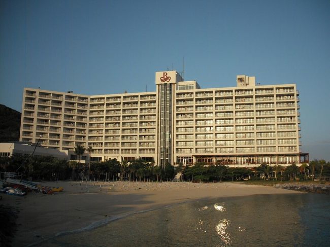 雲ひとつない快晴。カメラを持って１人で早朝のビーチを散歩する。ルネッサンスホテル（写真）が朝日に輝いている。