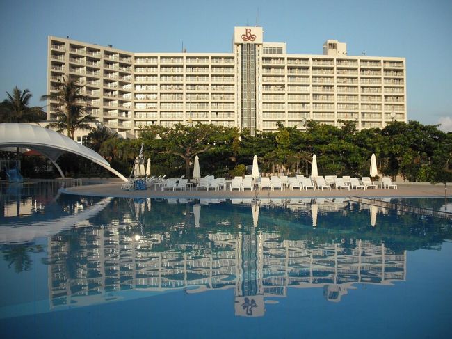 誰もいない早朝のガーデンプール（写真）。風もなくプールの水面にホテルが写っている。