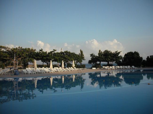 早朝のガーデンプール（写真）。あまりの美しさにしばし見とれる。今日１日のビーチリゾートの楽しみを約束してくれているよう‥‥。