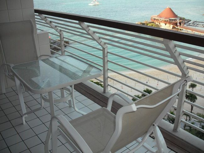 昼間ビーチで遊び、明るいうちに温泉に入って日焼け止めのクリームや体の汚れを落とす。そして、きれいさっぱりして客室のバルコニーの椅子（写真）に座る。