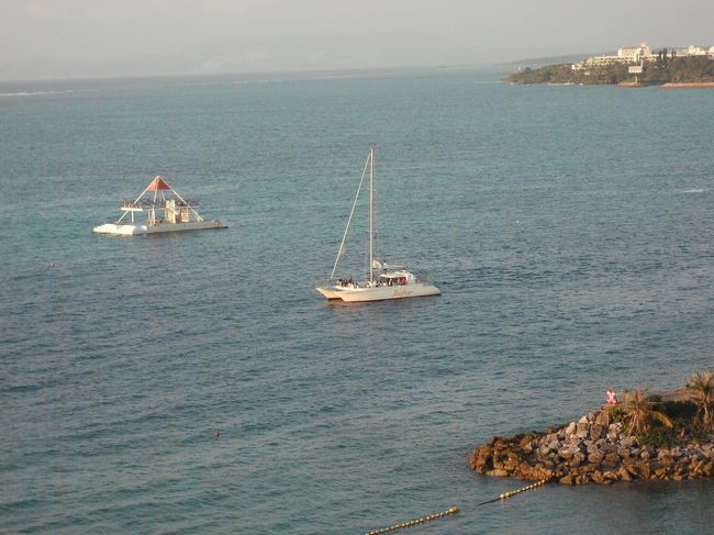 「サンセットセーリング」のヨット（写真）が出航していく。今日は夕陽が綺麗に見える。完全予約制で人気が高いので、とりあえず天気にかかわらず予約しないと船に乗れない。