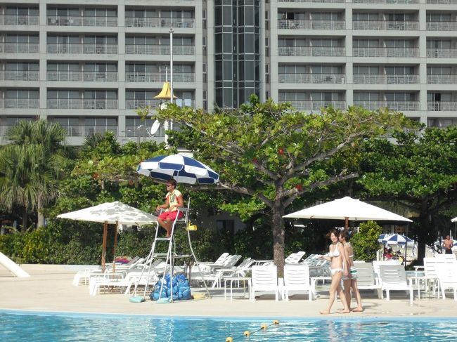 ビーチリゾートのプールサイド（写真）ははなやかでいい。泳がなくってもチェアーに寝転がって眺めているだけで楽しい。