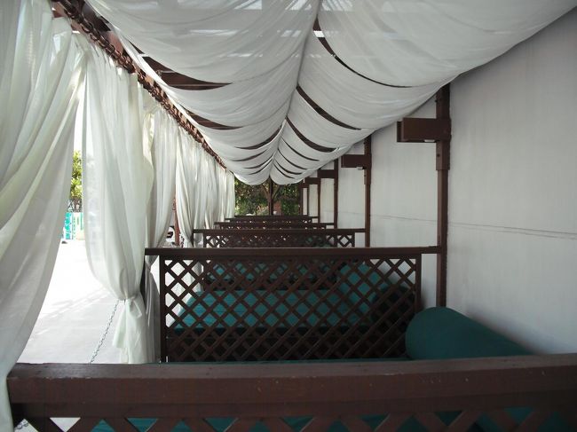 プールサイドにあるスイート客専用個室ラウンジベッド（？）。ここまで特別扱いをされると、かえって使うのを躊躇してしまうのではないか?と、要らぬ想像をする。