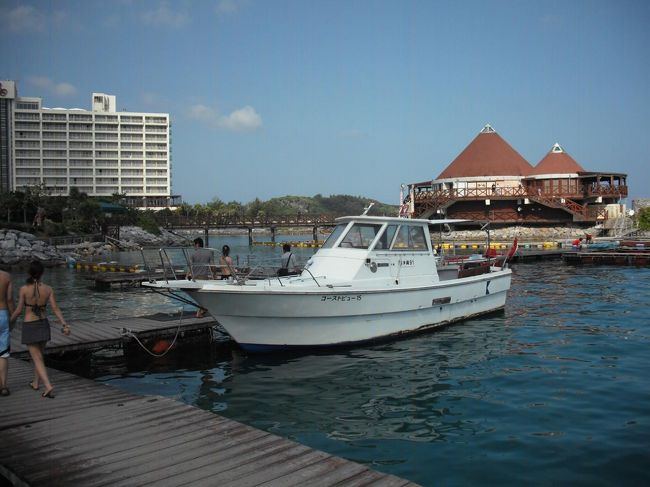 次に参加したのが「シーウオーク」。ヘルメットをかぶるだけで手軽に海底散歩が出来る。普段はしないが、無料サービスなのでトライしてみた。写真：このボートに乗って出航！