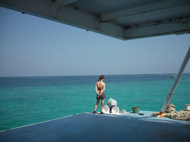 写真の女性の後に私が潜る。シーウオークは実に簡単で手軽。重くて大きなヘルメットをかぶるだけで海底散歩が出来る。メガネもＯＫ。