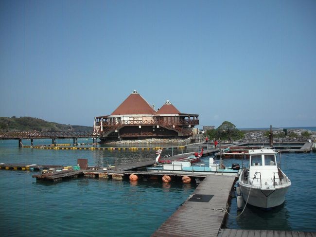 シュノーケリングプログラムは３種類あり、その中から１つのみ無料であとは有料。シュノーケル大好き人間の我々夫婦は、真栄田岬にある「青の洞窟シュノーケルツアー（6000円）」に有料で参加した。