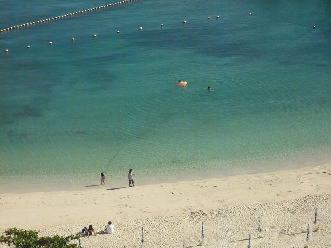 朝早くから海で遊ぶ親子（写真）。「早朝の海でひと泳ぎしてから朝食にする」という夢のようなことも可能である。