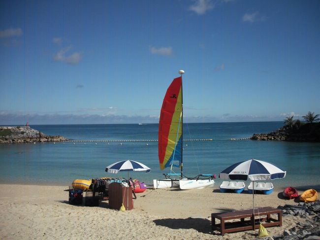 お金を出せば更なるサービスがある。スイートルームのお客には、リンカーンリムジンなどの高級外車によるホテルー空港間の送迎サービスもある。しかし、私には無縁。安くて機動力のあるレンタカーで十分。<br />写真：赤い帆が目立つ「ホビーキャット」