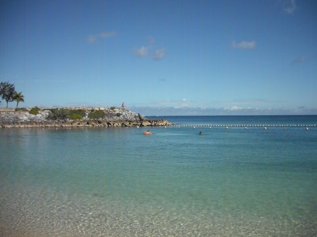 通常、トライアストンは海で泳ぎ、陸に上がって自転車に乗り、最後にマラソンをする過酷な競技である。写真：プールのように波のない海