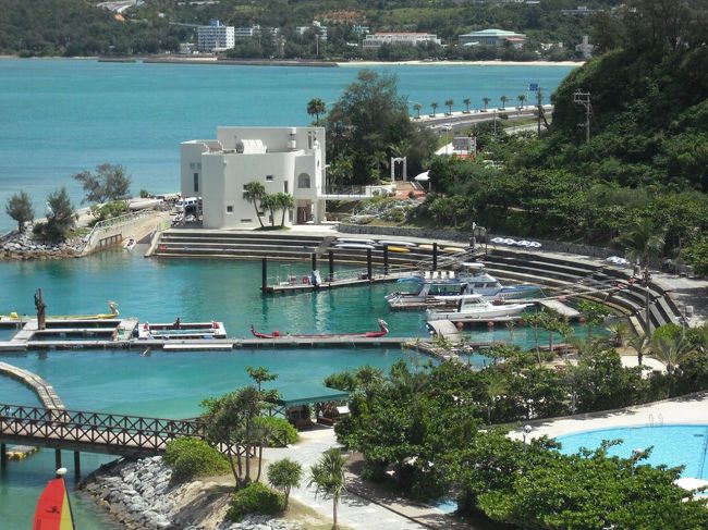 さらに、私は、沖合いに止めてある「いかだ」の周辺で自由にシュノーケリングをする「いかだdeバカンス（3500円）」、妻はイルカと泳ぐ「インツウザブルー（10000円）」に有料参加した。写真：ホテルのマリ−ナ