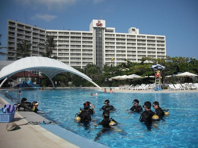 我々夫婦は真っ先に無料の体験ダイビングをした。プール講習（写真）後、ボートで沖に行きサンゴと熱帯魚が待つ沖縄の海に潜る。