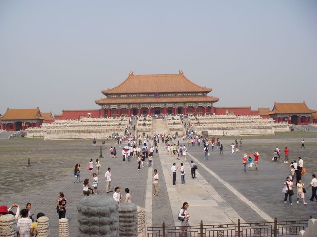 くぐってもくぐってもまた同じような<br />建物が。。。