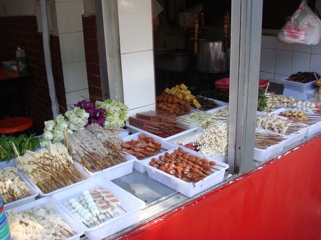 好きな串を選んで食べられます。<br />変なタレにつけて、串は取られて出てきました。