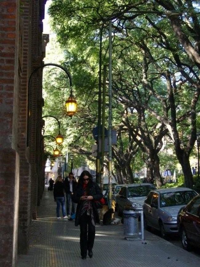 昼間なので電気は消したほうが良いと思います。