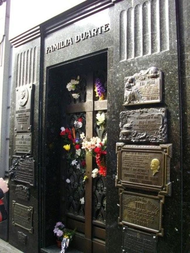 平日に行ったのですが、エビータのお墓の前にだけ、人だかりが出来ていました。<br /><br />写真を撮るのも順番待ち。<br />