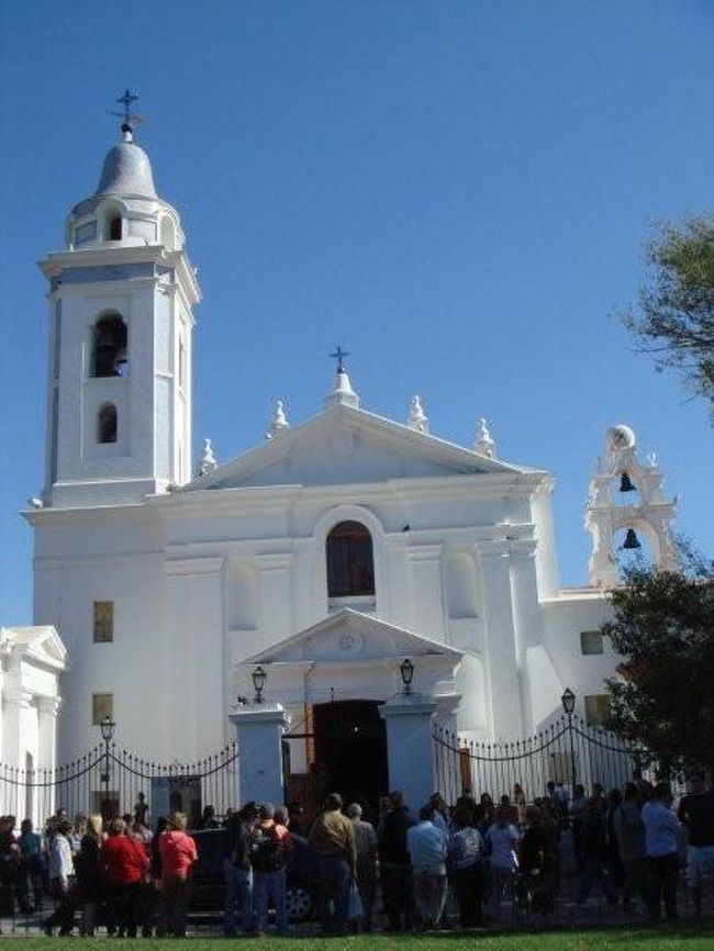 聖母ピラール聖堂<br /><br />レコレータ墓地の並びにあります。<br /><br />この日は休日でした。<br />人だかりが出来てますね･･･<br /><br />のぞいてみましょう。