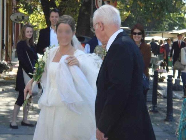 とても綺麗な花嫁さんでゼクシーみたいに撮れたのですが、勝手に撮った写真なのでぼかしを入れておきます。<br /><br />お幸せに♪<br /><br />って十分幸せそうですね(*^^*)