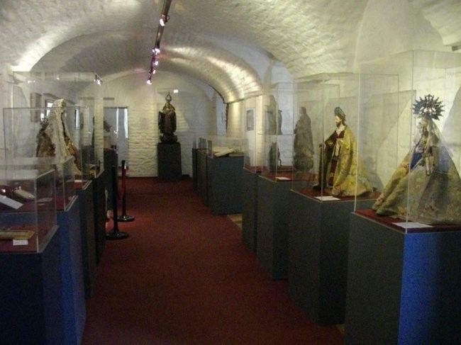 聖母ピラール聖堂には博物館もあります。<br /><br />大人　４ペソ<br />月曜-土曜　10:30-18:15<br />日曜　　　 14:30-18:15