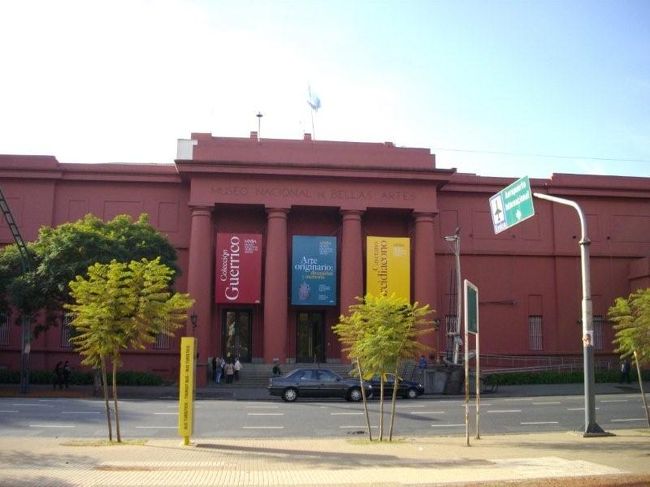 国立美術館<br />絵画中心の美術館です。<br /><br />入館料　無料<br />火曜-金曜　12：30-19：30<br />土曜､日曜　 9：30-19：30<br /><br />リベルタドル通り沿いにあります。<br /><br />かなり大きいので時間に余裕を持って行ったほうが良いかもしれません。<br />中にはきちっとスーツを着たセキュリティがいっぱいいました。<br /><br />大きい荷物を持っている場合はクロークで預かってくれます。というか「預けなさい」って言われました。<br /><br />絵に近づきすぎるとセンサーが反応して「線の外側に出てください。」とメッセージが流れます。<br />