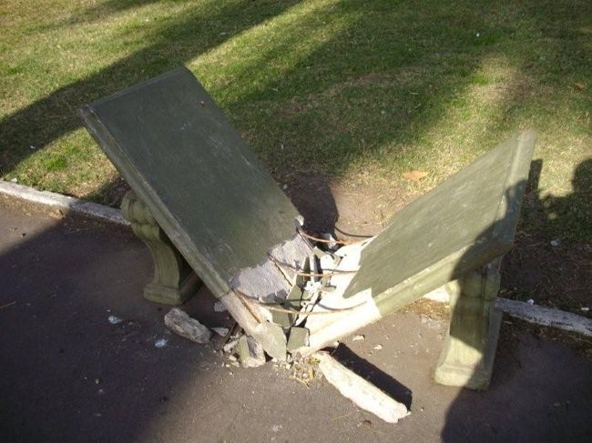 よくぞ割った！ コンクリのベンチなのに･･･<br /><br />公共物を壊す人が多いらしいです。<br /><br />リベルタドル通り沿いには公園が多く、休日は車の通りも少ないので、のんびり休日を過ごすのに良いところかもしれません。