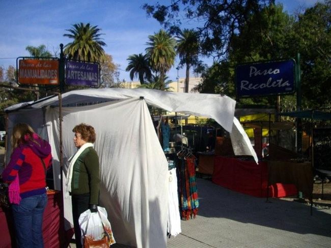 墓地前の広場では休日に市が立ってました。<br /><br />民芸品や細々としたものを売ってました。<br />これまた休日は賑わってました。<br /><br /><br />