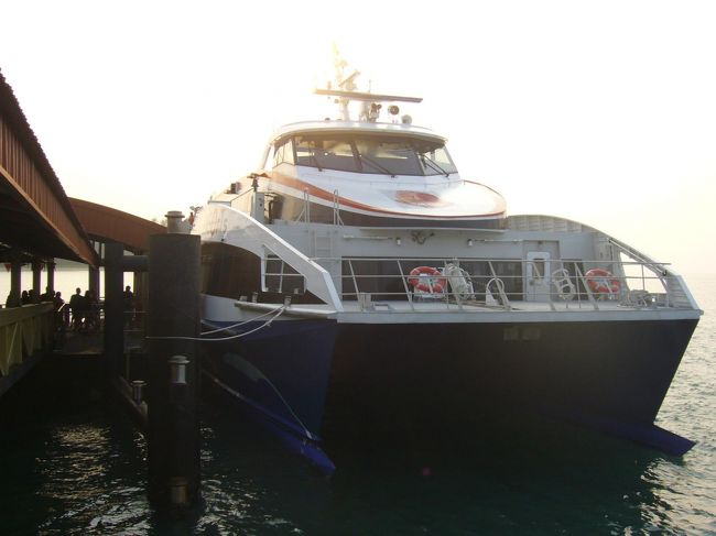 DAY1：シンガ→ビンタン<br /><br />朝1番のフェリーだったので、とっても早起き…のはずが、寝坊(汗)<br />ギリギリセーフで駆け込み乗船。行ってきま〜す☆