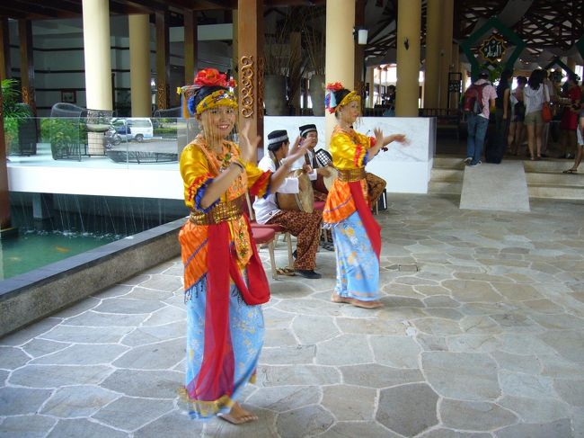 ビンタン到着〜。そして、今夜のお宿『Bintan Lagoon』に移動。<br /><br />ホテルスタッフたちが踊りながら熱烈歓迎！