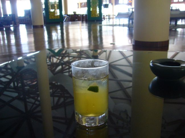 お部屋が用意できるまで、ロビーのソファに腰掛けて、しばしボーっと。<br /><br />ハチミツ？ライム？お茶？がミックスされたような味のウェルカムドリンク、美味しかった♪