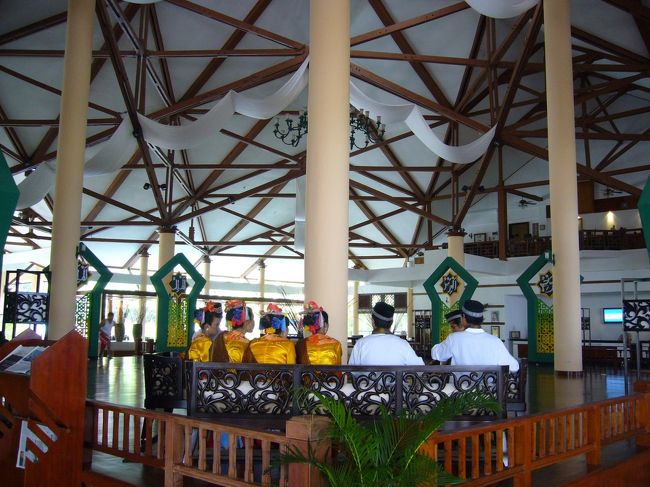 南国らしくオープンエアーで、開放感のある広いロビー。<br />端っこで、熱烈歓迎ダンサーズ(ホテルスタッフ)が休憩してました(笑)