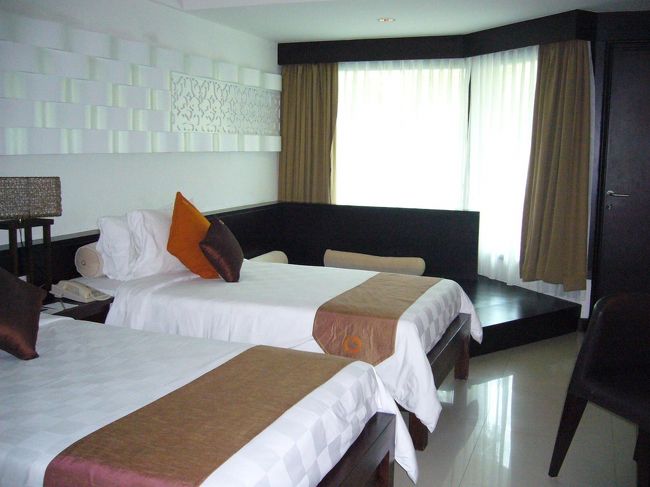 お部屋の中はこんな感じ。<br /><br />スタイリッシュ+モダンなインテリア。<br />ベランダ付！広〜い！！<br />テレビも液晶だったし、バスルームもピカピカだったし、最近改装されたばっかりなのかしら？　