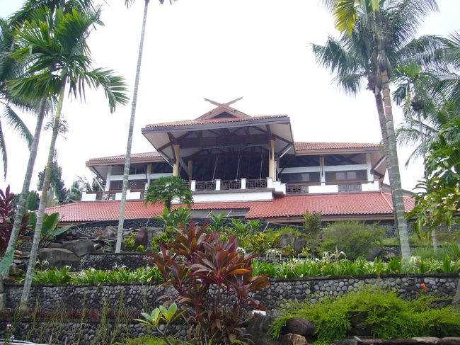 ホテル外観はこんな感じ。<br />低層で、横に長〜い造り。<br />