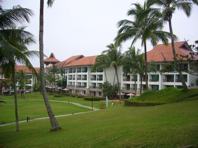 お部屋のある棟。<br />イーストウィングとウェストウィングに別れています。<br />お庭も広々、緑がたくさんでお散歩が楽しい♪