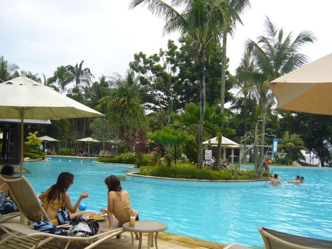 スイミング・ターイム！<br /><br />日差しもそんなに強くなくて、人もそんなに多くなくて、プールでプカプカ、ゆったり泳いで、気持ち良い日曜日の昼下がり。