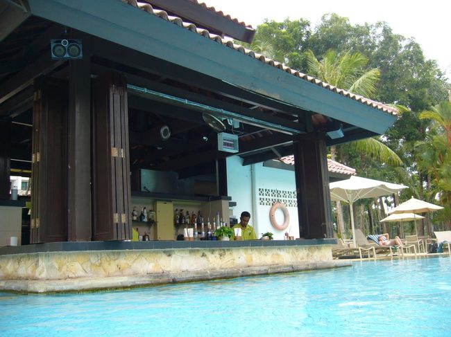 プールバー発見。<br />あぁ〜、これぞリゾートだぁぁ〜。<br /><br />プールにプカプカ浮かびながら、本日のランチをいただくことに決定☆