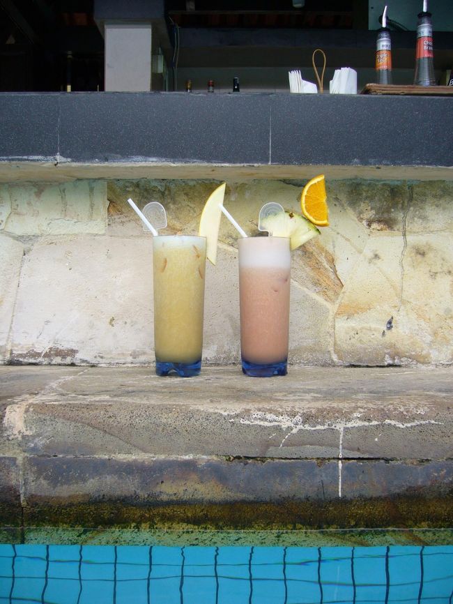 プールサイド(SIDEっていうか、むしろINSIDEですがｗ)でトロピカル・カクテル。<br />否応無しに高まるリゾート気分♪　<br /><br />実は、カクテルというか、まだ昼間だしってことで、ノンアルコールのモクテルを注文したのですが。<br />