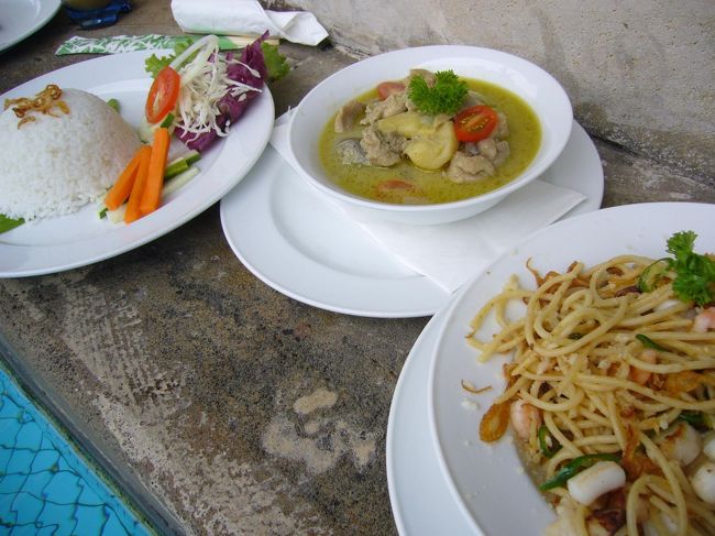 本日のランチ。<br /><br />タイカレーに、ジャワ・スパゲティ。<br />スパゲティは、しょうゆ味？懐かしい味がしました。<br />タイカレーは、普通に美味。<br />両方とも、お味は合格点。