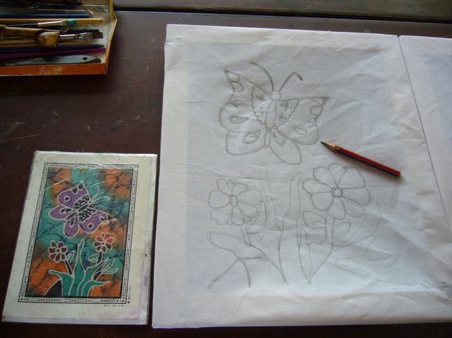 午後のひと時。<br /><br />バティック教室に参加してみることに。<br /><br />好きなサンプルを選び、真似た絵を布に描き描き…<br />