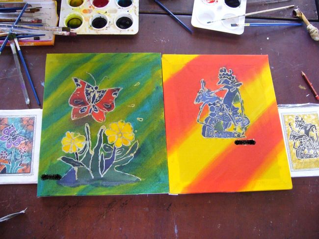 鉛筆描きした線を蝋でなぞって、絵の具で色をつけて。　完成！<br /><br />左は私の作品　(蝶+お花)<br />右は友人の作品　(インドネシアの守護神風？)<br /><br />けっこう綺麗に仕上がりました〜。<br />