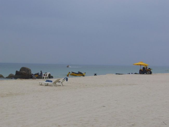 ホテルのプライベート・ビーチ。<br />曇り空で残念…海も濁ってました。